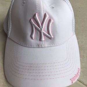🔥WOMENS NY FITTED HAT🔥